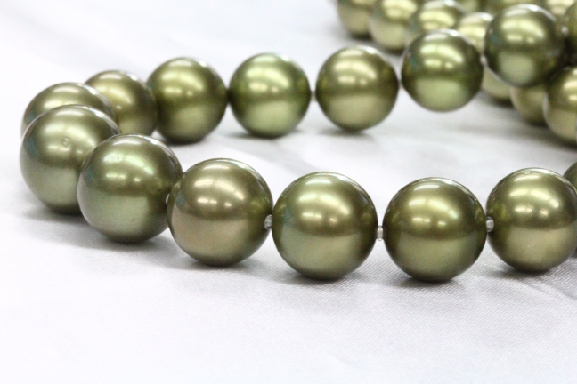 pistachio color pearl necklace